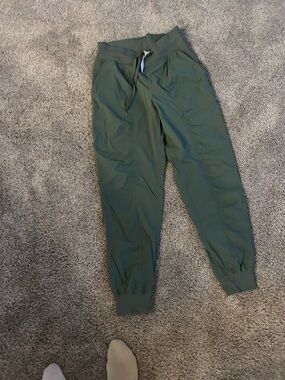 Lululemon woman’s Olive Green Jogger Pants size 6